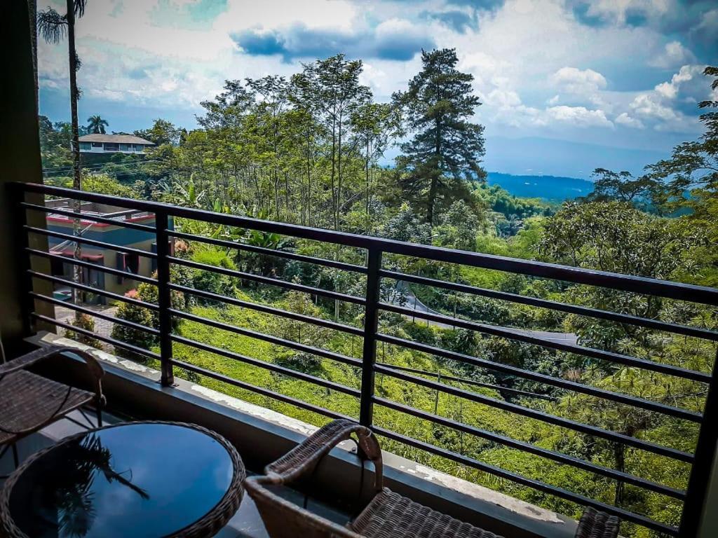Surya Hotel & Resort Батураден Екстер'єр фото