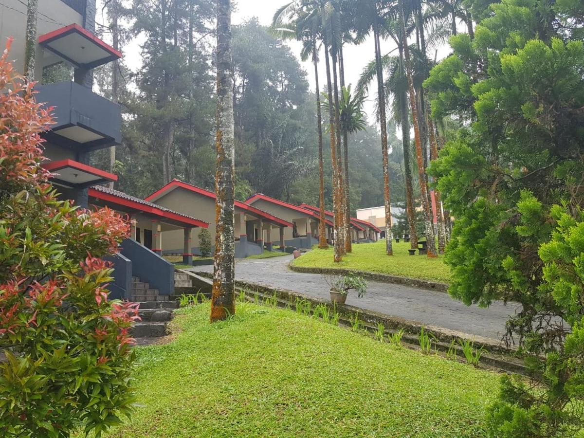 Surya Hotel & Resort Батураден Екстер'єр фото