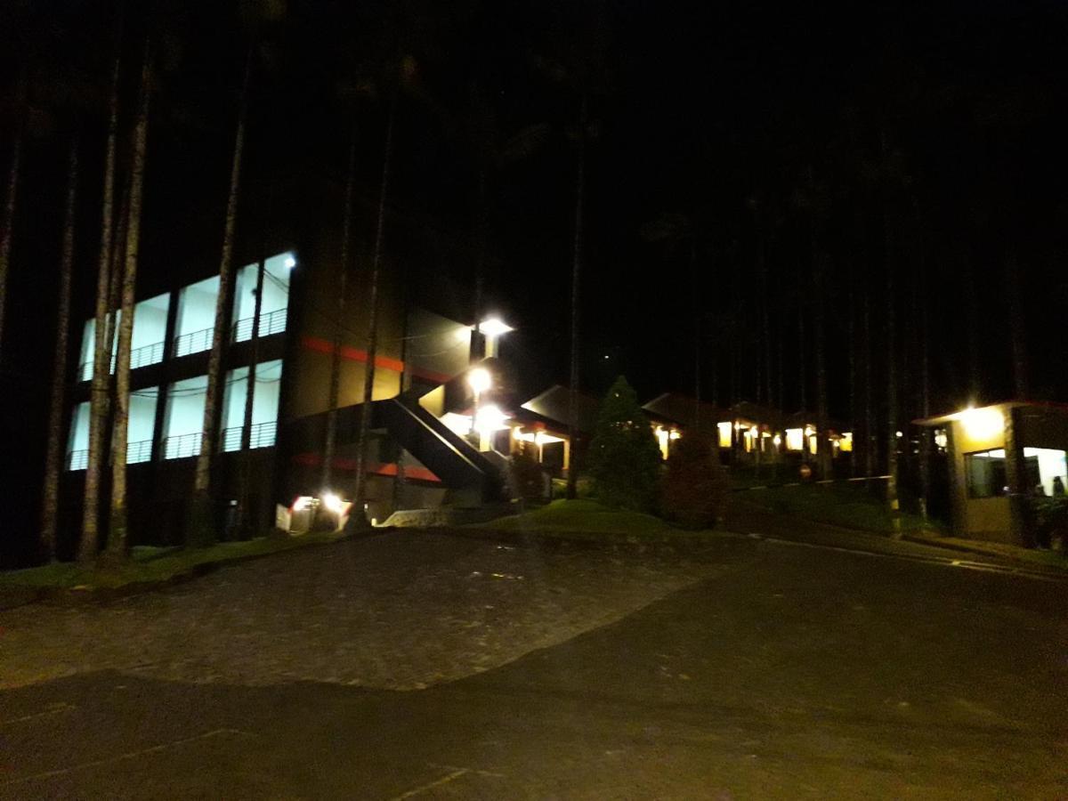 Surya Hotel & Resort Батураден Екстер'єр фото