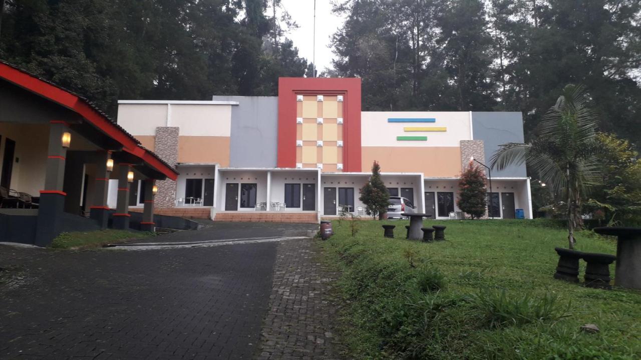 Surya Hotel & Resort Батураден Екстер'єр фото